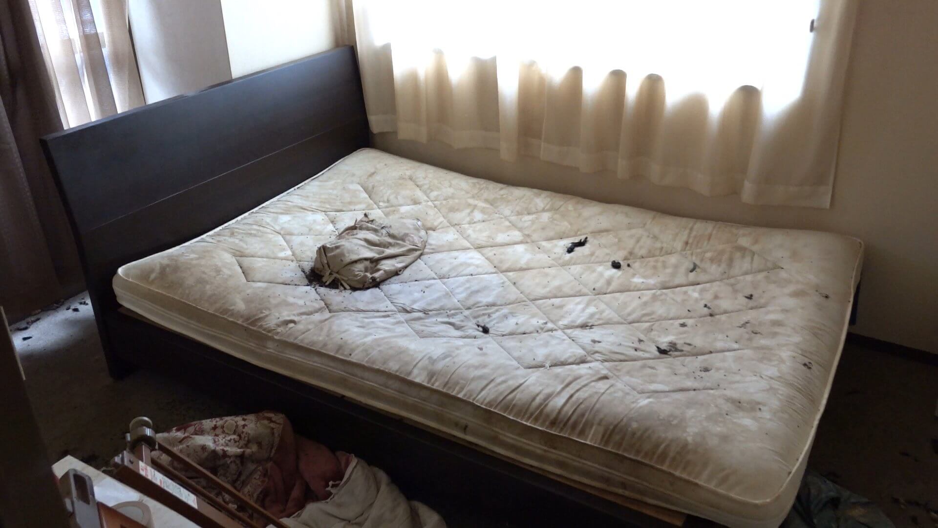 汚れたベッド