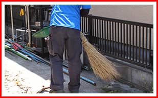 不用品の運び出し（解体が必要な家具は作業を実施）したのちにお部屋と搬出通路の清掃を行います。