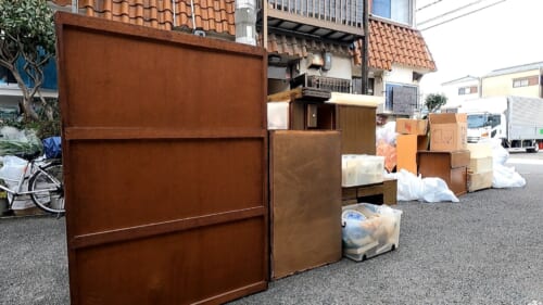 外へ運び出した家財道具