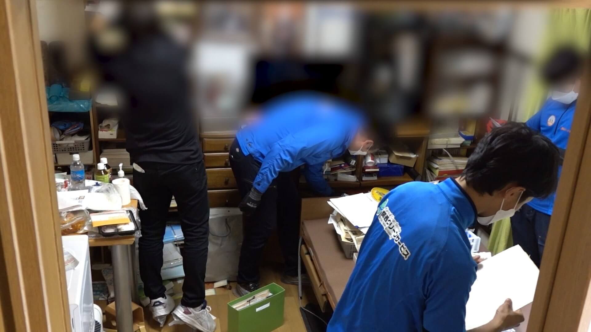 整理を進めるスタッフ