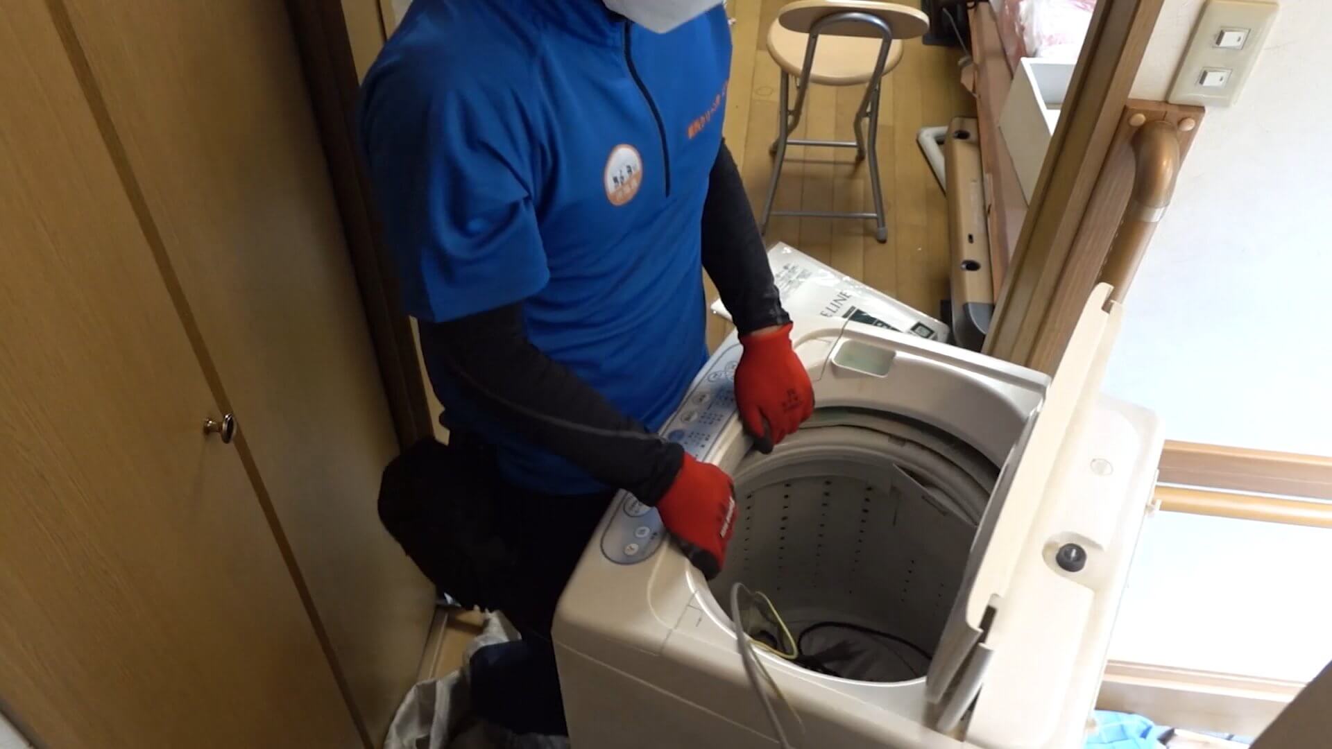 電化製品を運び出すスタッフ