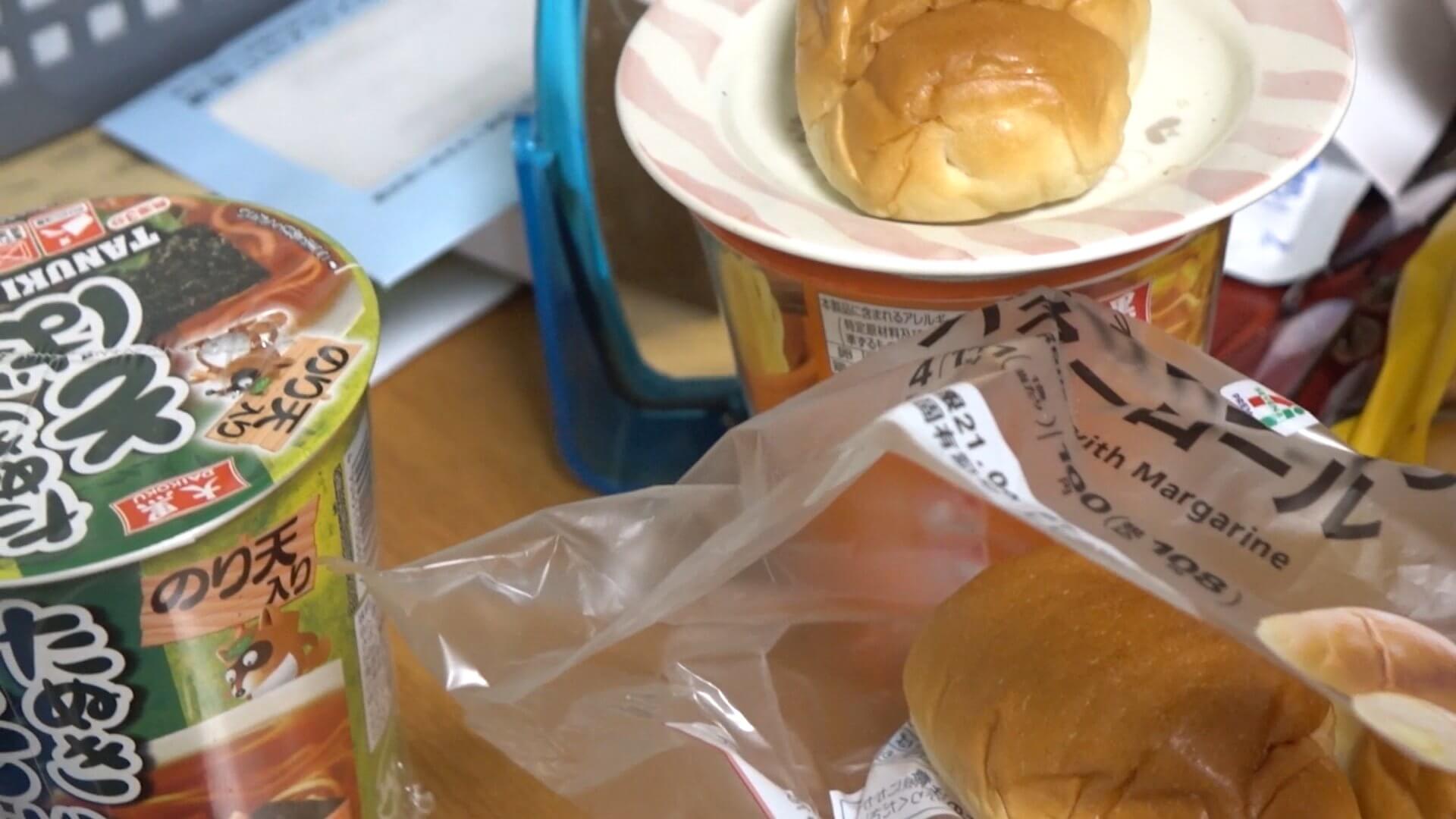 テーブルの上の生活の痕跡