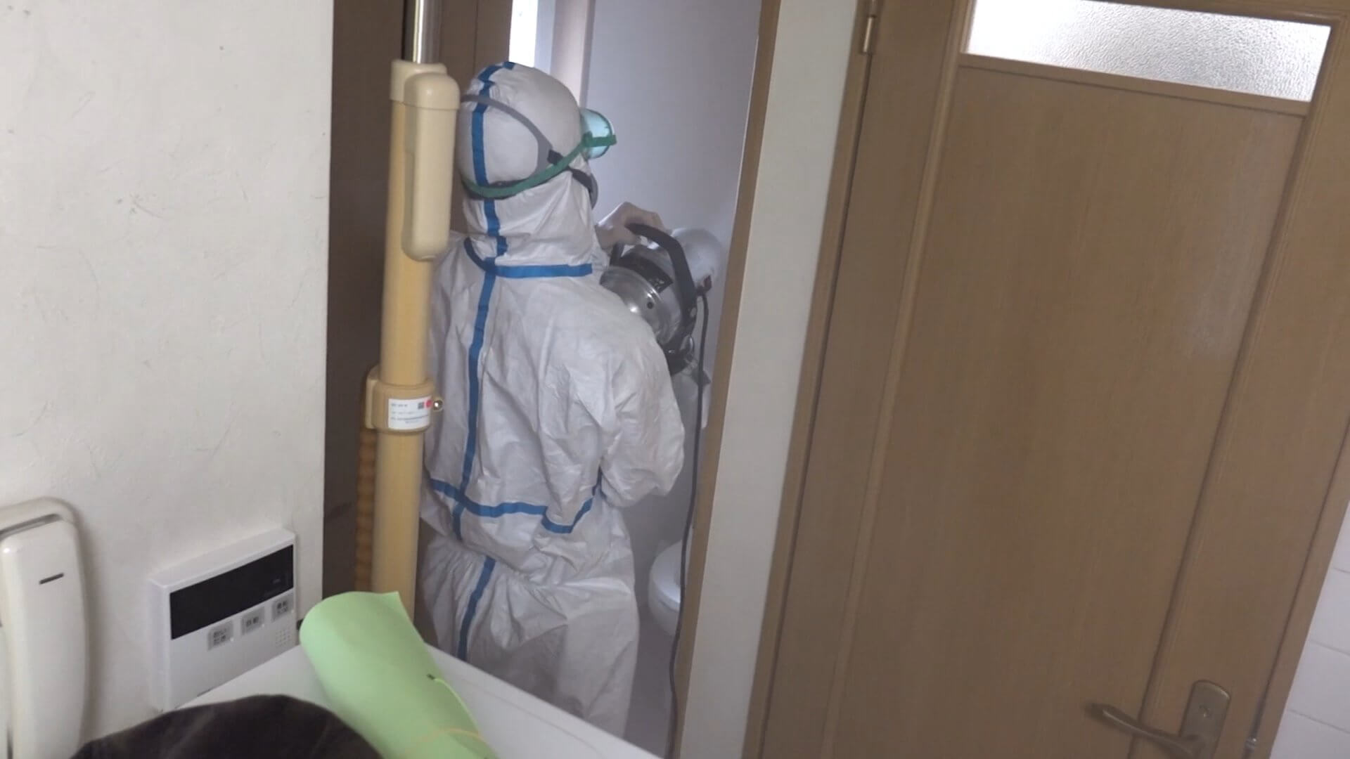 噴霧器で消毒薬を撒く