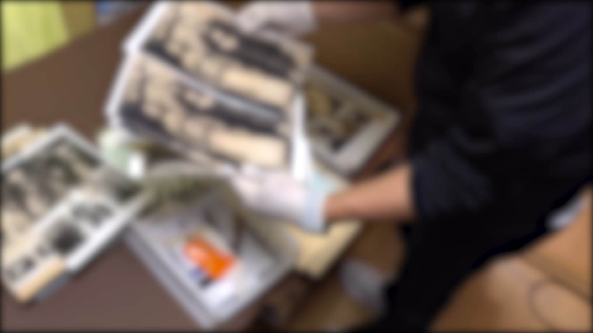 写真を手にするご遺族