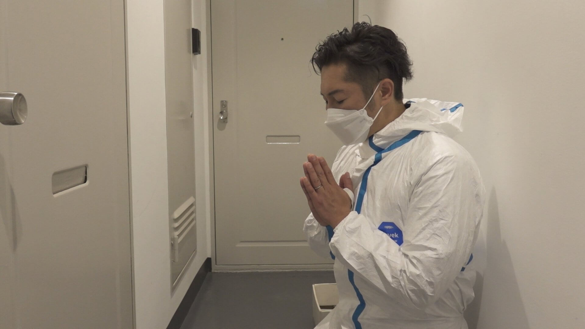 手を合わせて入室するスタッフ