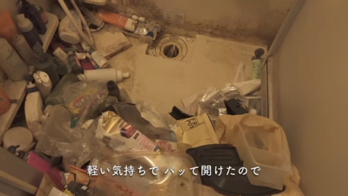 空容器が散らかったゴミ屋敷の浴室