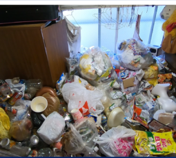 大量の不用品回収(ゴミ屋敷) 作業前の写真
