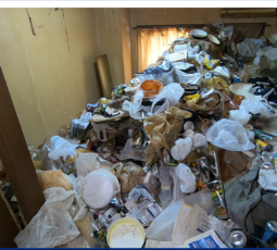 大量の不用品回収（ゴミ屋敷） 作業前の写真