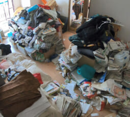 大量の不用品回収（ゴミ屋敷） 作業前の写真