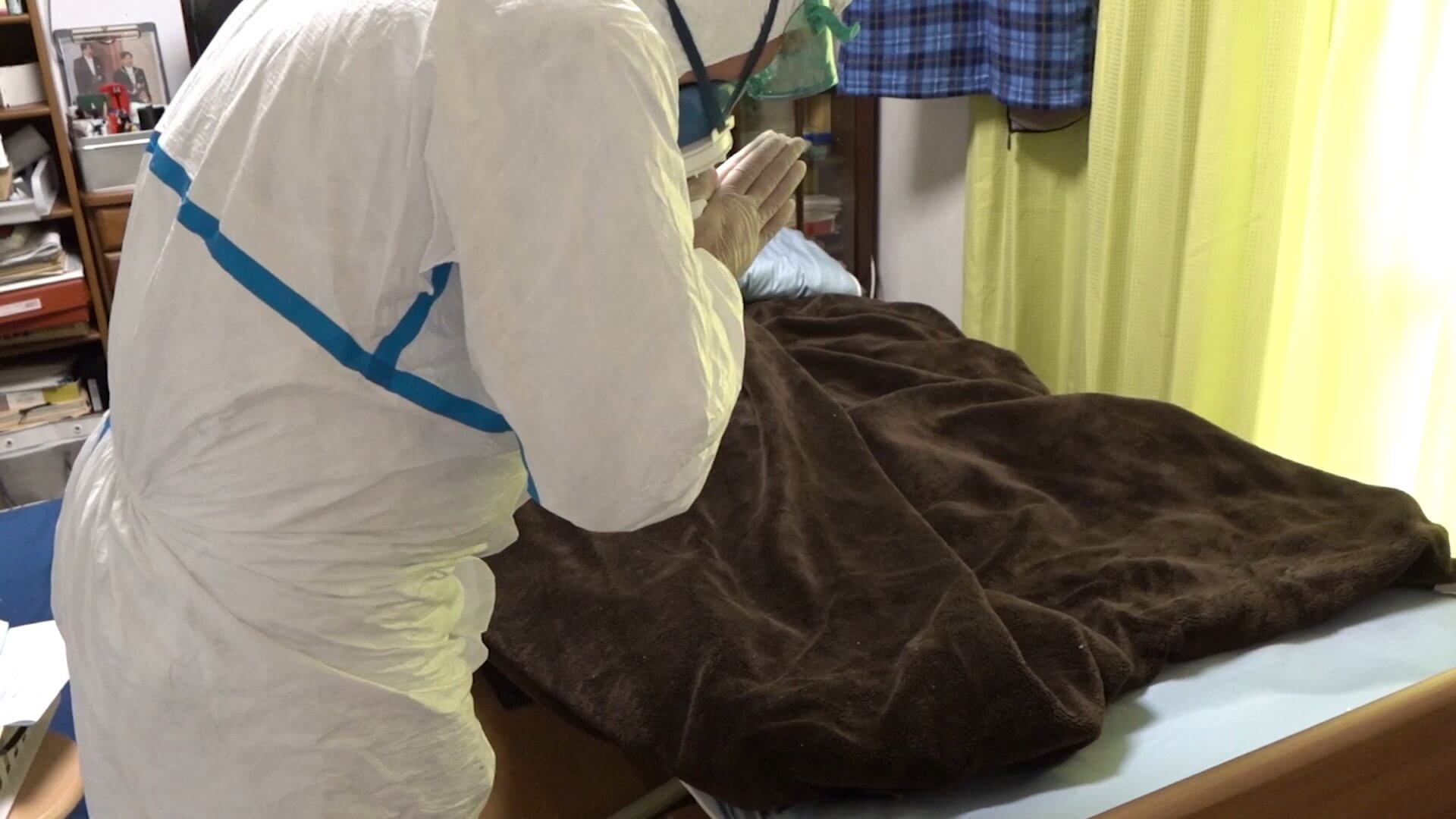 手を合わせる特殊清掃員