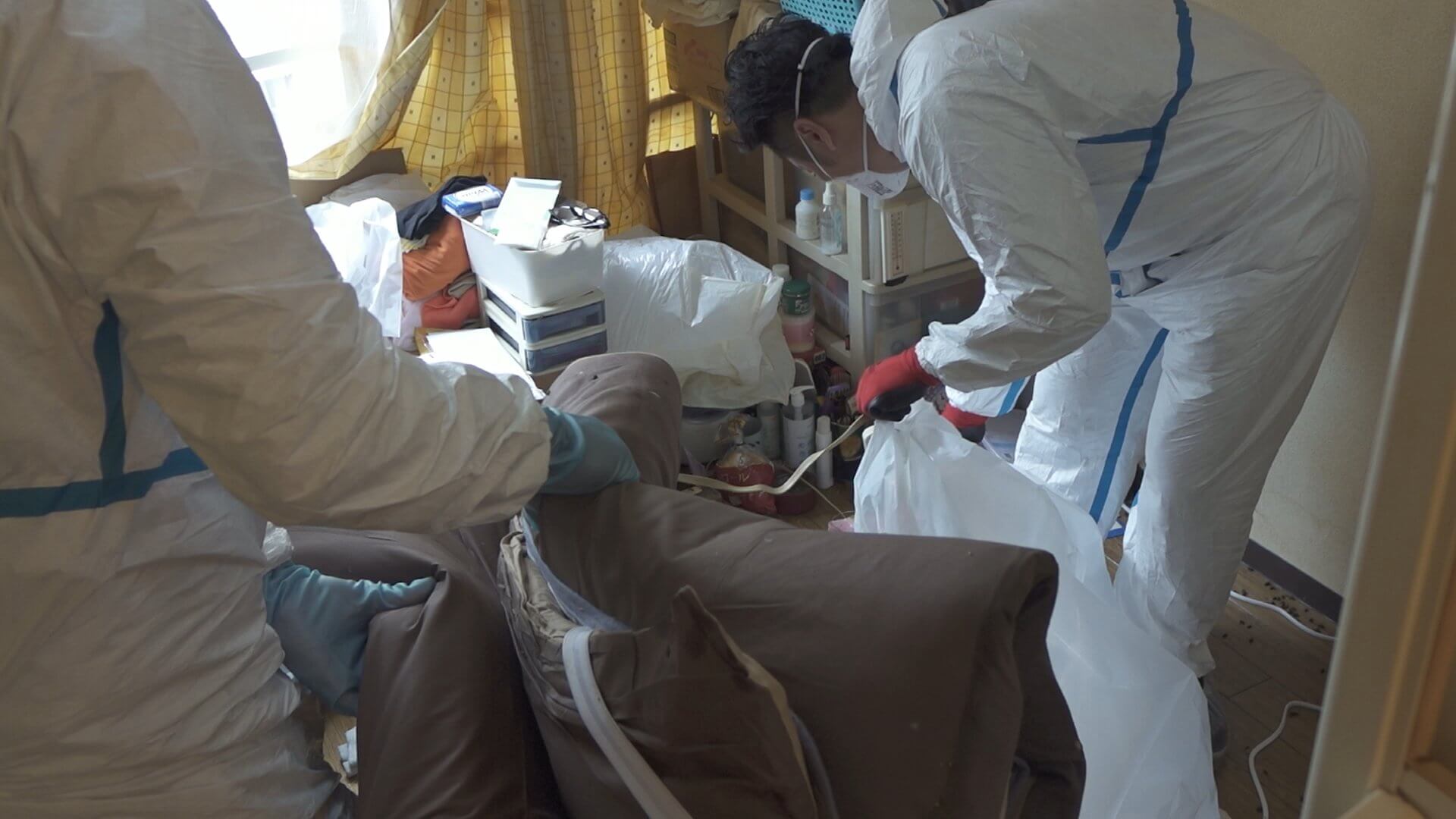ご遺体があった布団を撤去