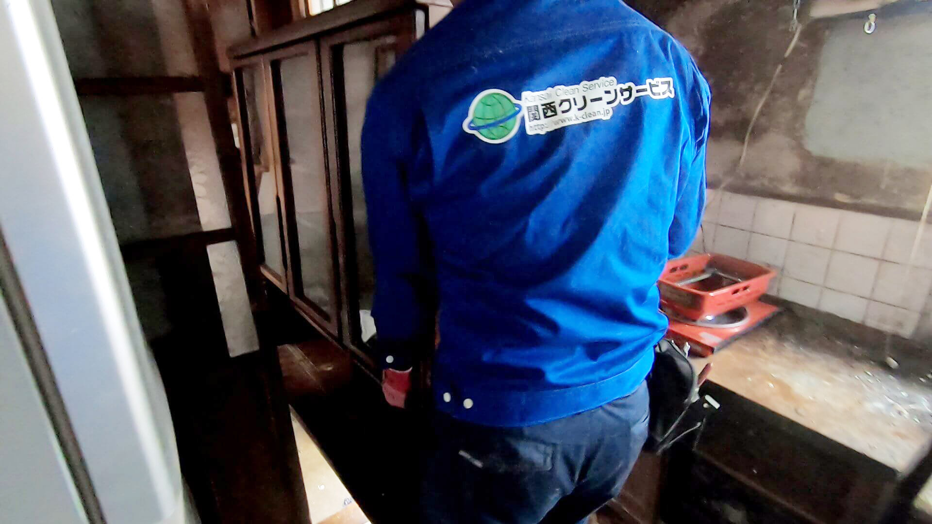 食器棚を搬出