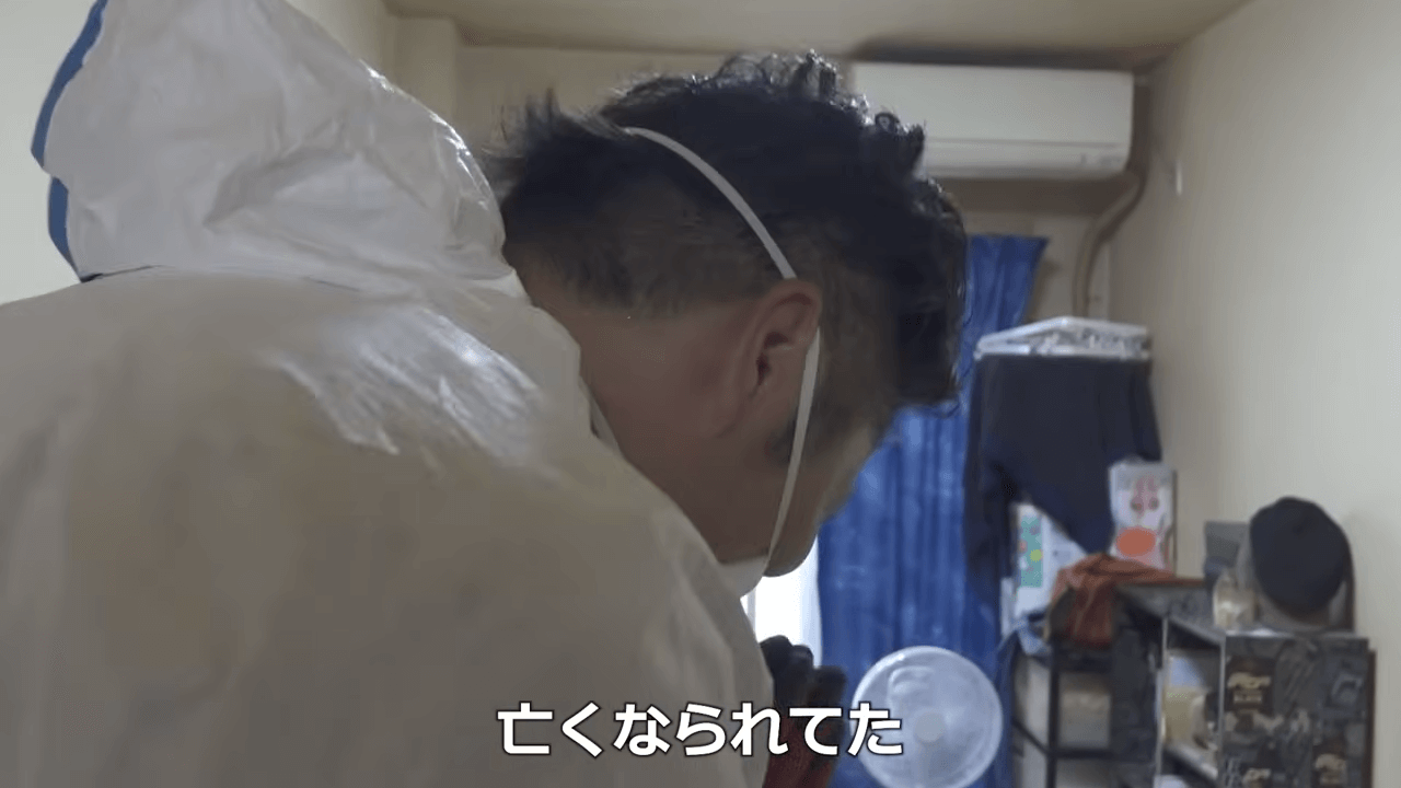 清掃前に合掌するスタッフ