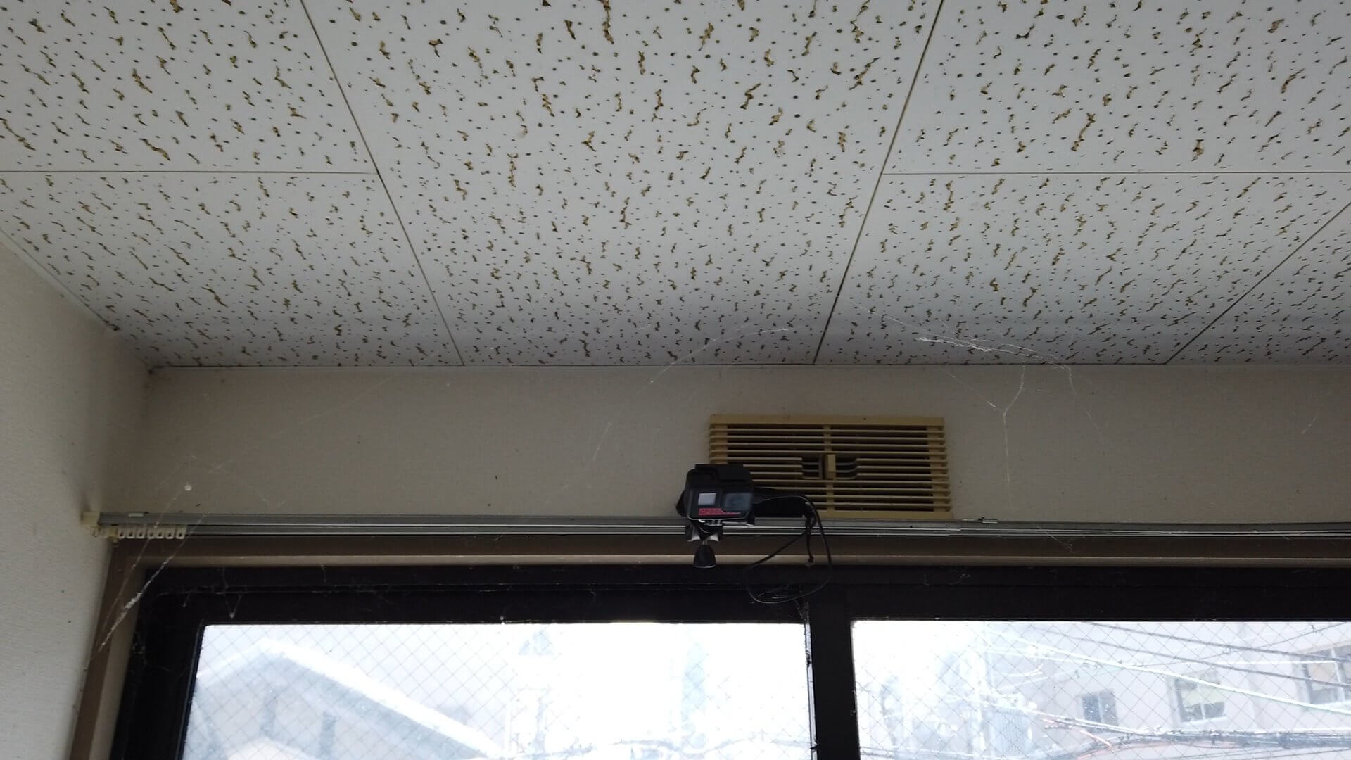 ゴミ屋敷の天井のクモの巣