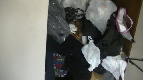 ゴミ屋敷の押し入れ