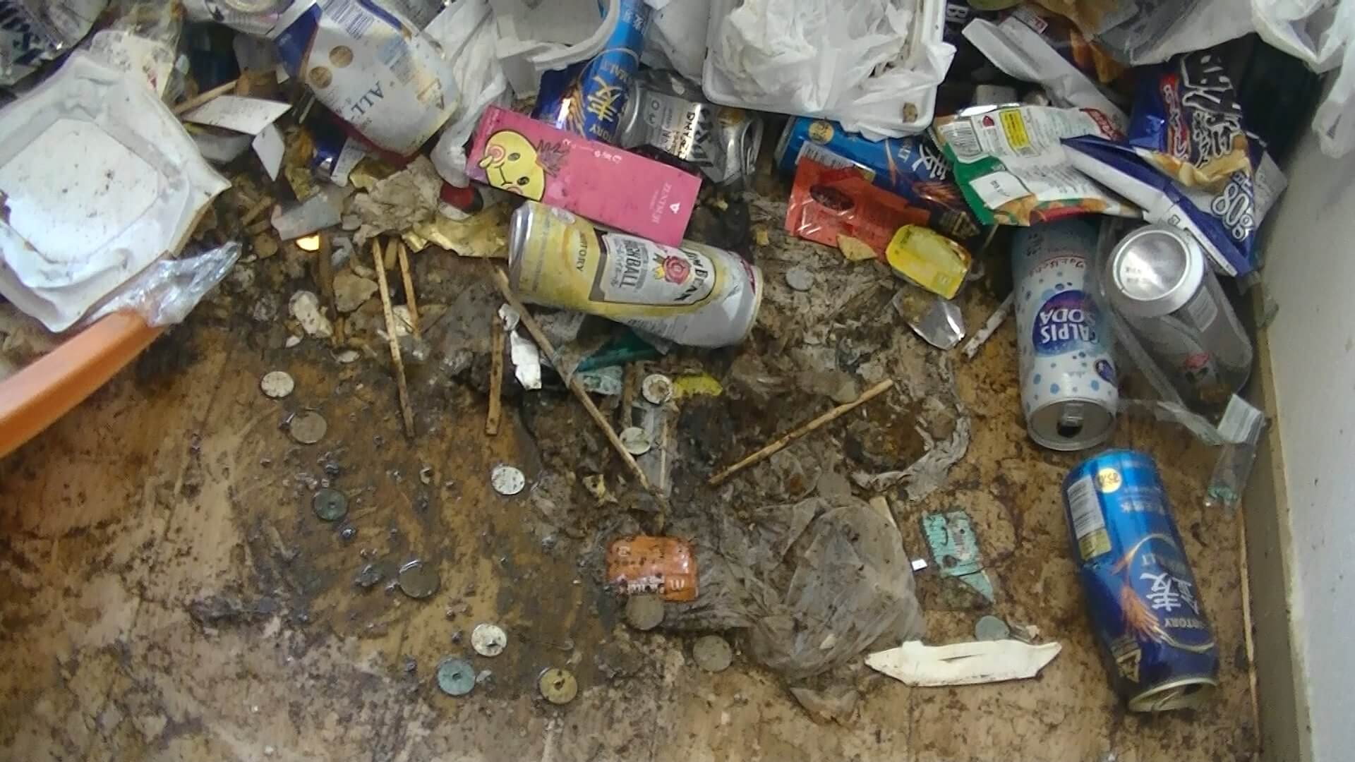 ゴミ屋敷の床