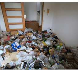 大量の不用品回収（ゴミ屋敷） 作業前の写真
