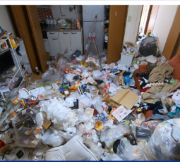 大量の不用品回収（ゴミ屋敷） 作業前の写真