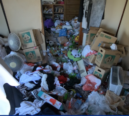 大量の不用品回収（ゴミ屋敷） 作業前の写真